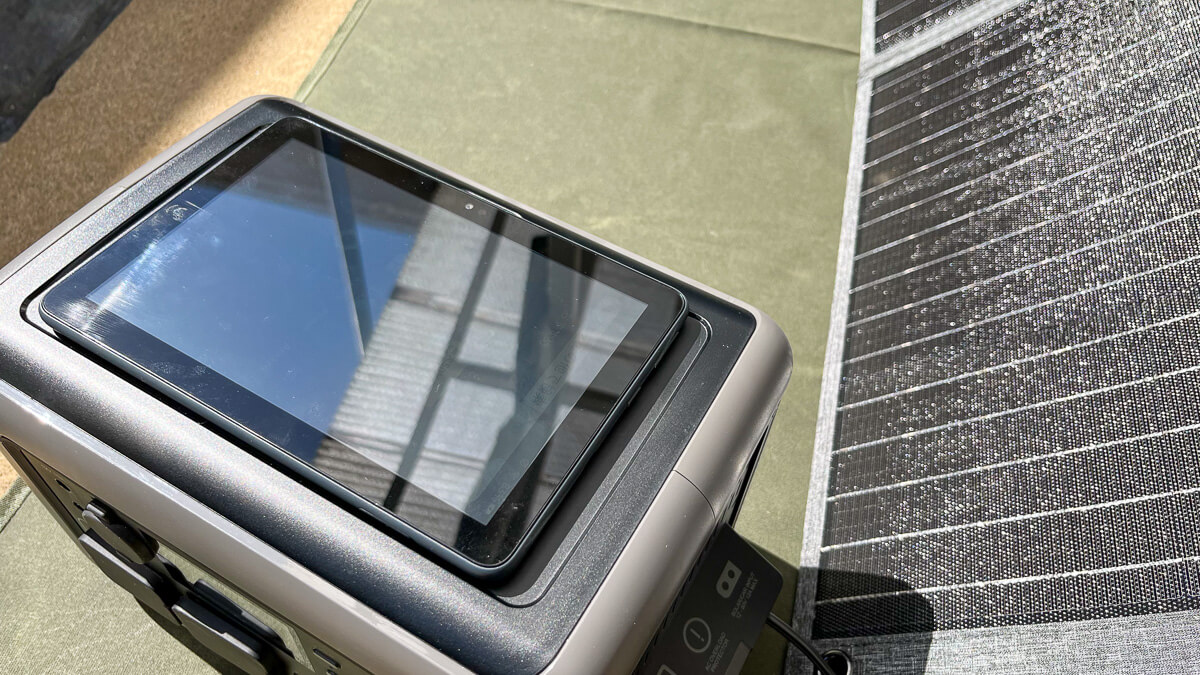 R60はソーラーパネル充電しながらAC・DC出力も可能