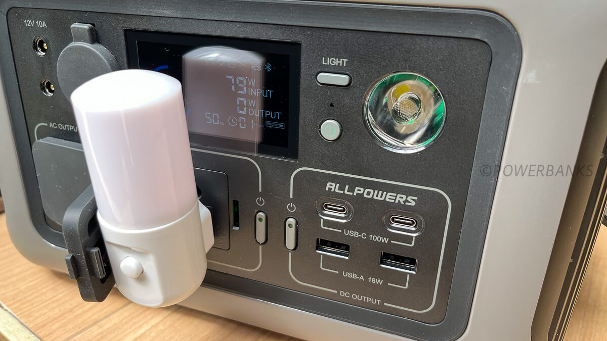 R60はソーラーパネル充電しながらAC・DC出力も可能