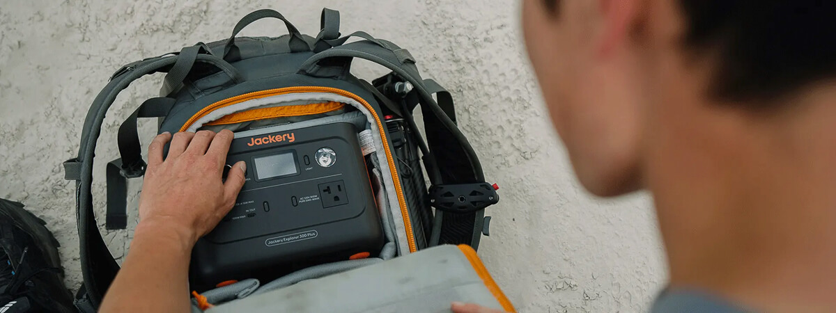 Jackery ポータブル電源 300 Plusは40Wソーラーパネルとともにリュックに入るコンパクトさ