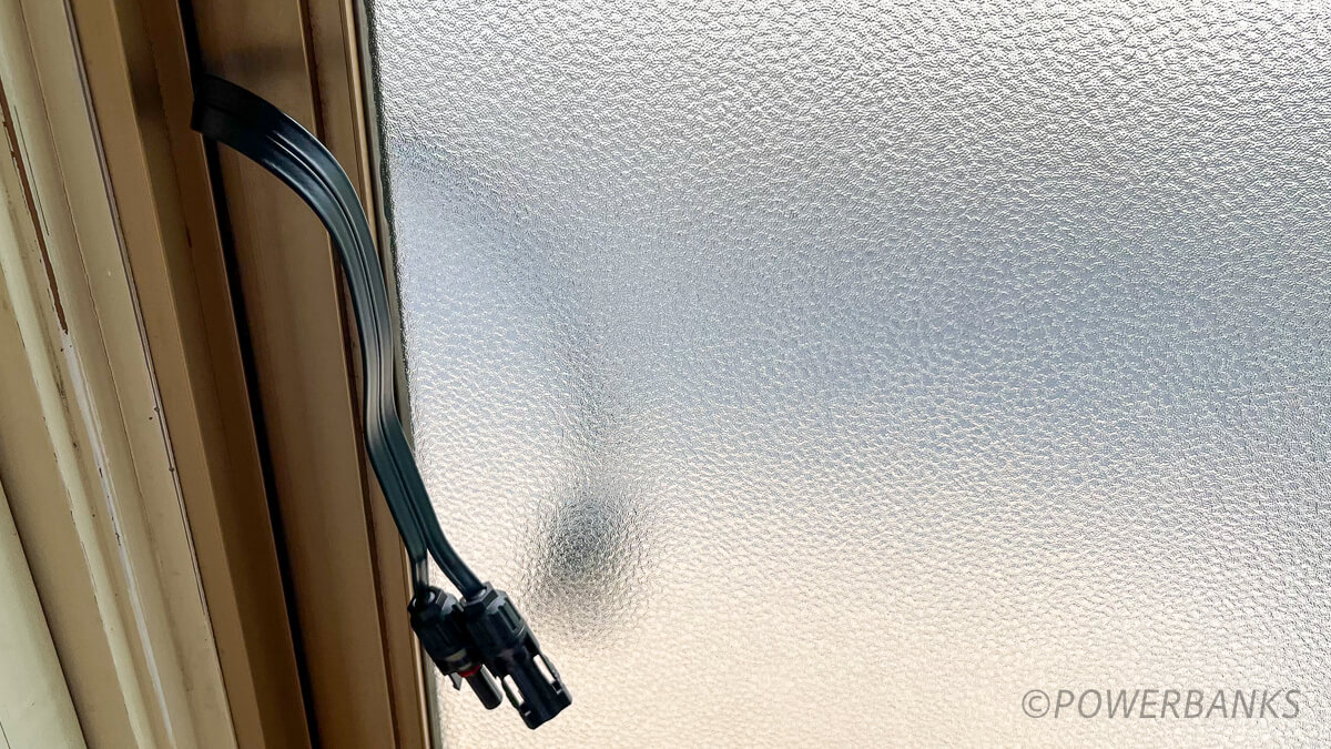 フラットソーラーケーブルで屋内引き込み