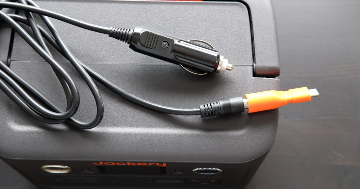 Jackery ポータブル電源 300Plusをシガーソケット充電