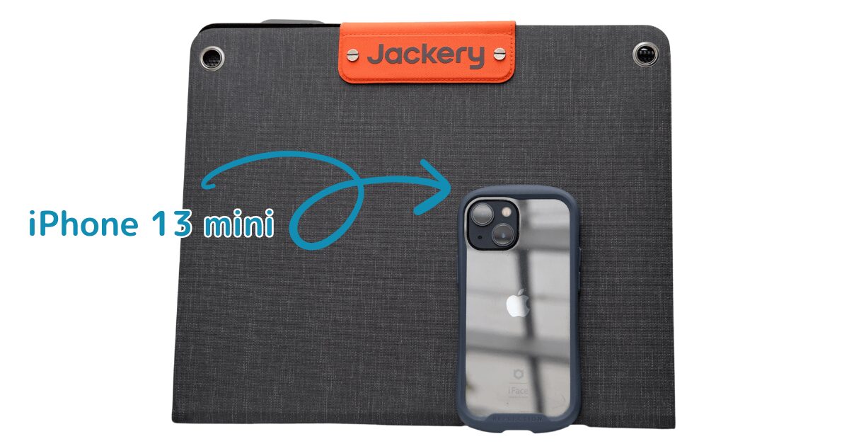 Jackery SolarSaga 40 Mini ソーラーパネルとiPhone 13 miniの大きさ比較