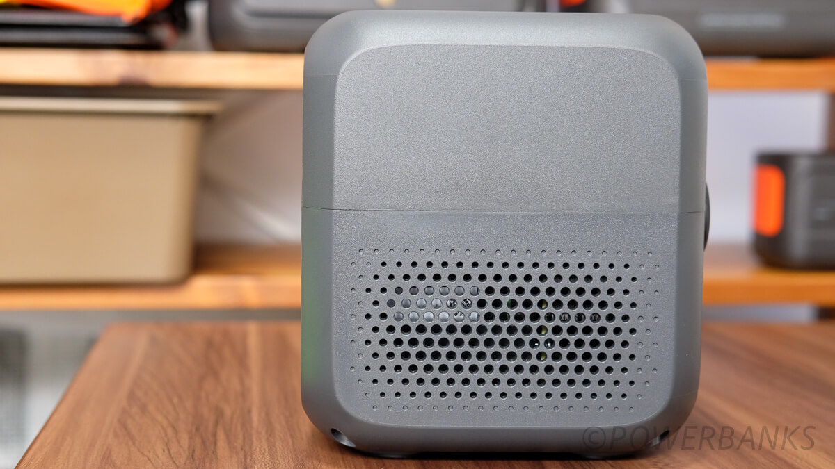 BLUETTI AC2Aの左側面