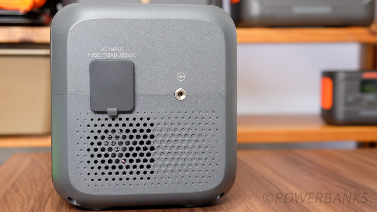 BLUETTI AC2Aの右側面