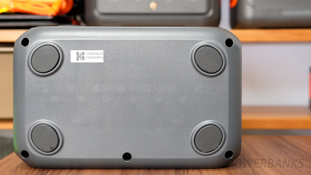 BLUETTI AC2Aの底面