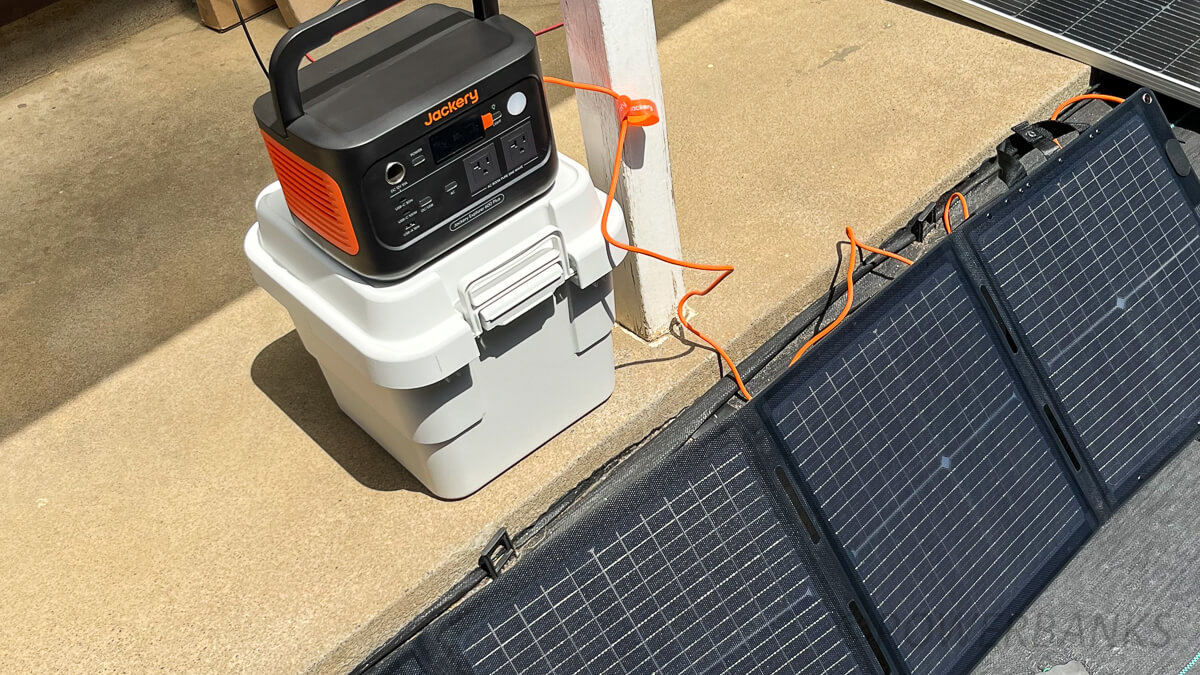 Jackery ポータブル電源 600 Plusのソーラーパネル充電