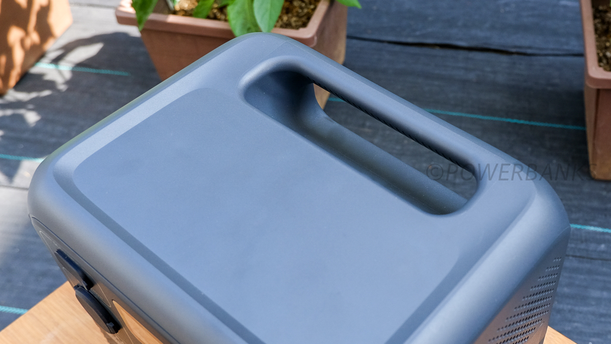 AC50Bの重量は6.7kgで、この重さに適した持ち手