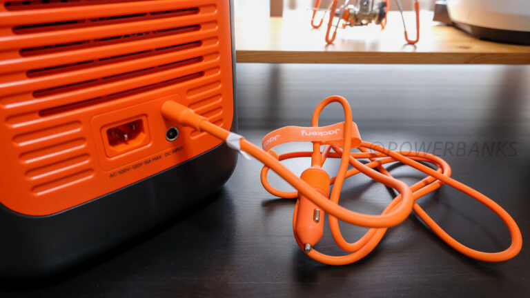 Jackery ポータブル電源をシガーソケット充電する【必要なアダプターと接続手順】