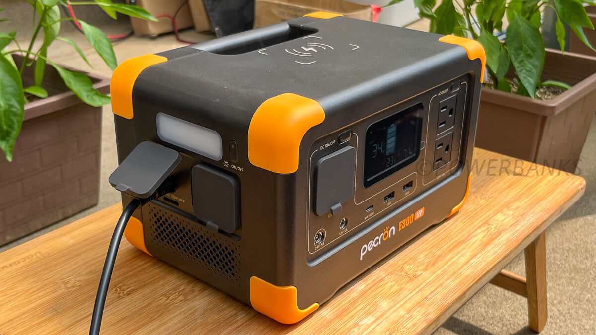 PECRON ポータブル電源 E300LFPをソーラーパネルで充電する