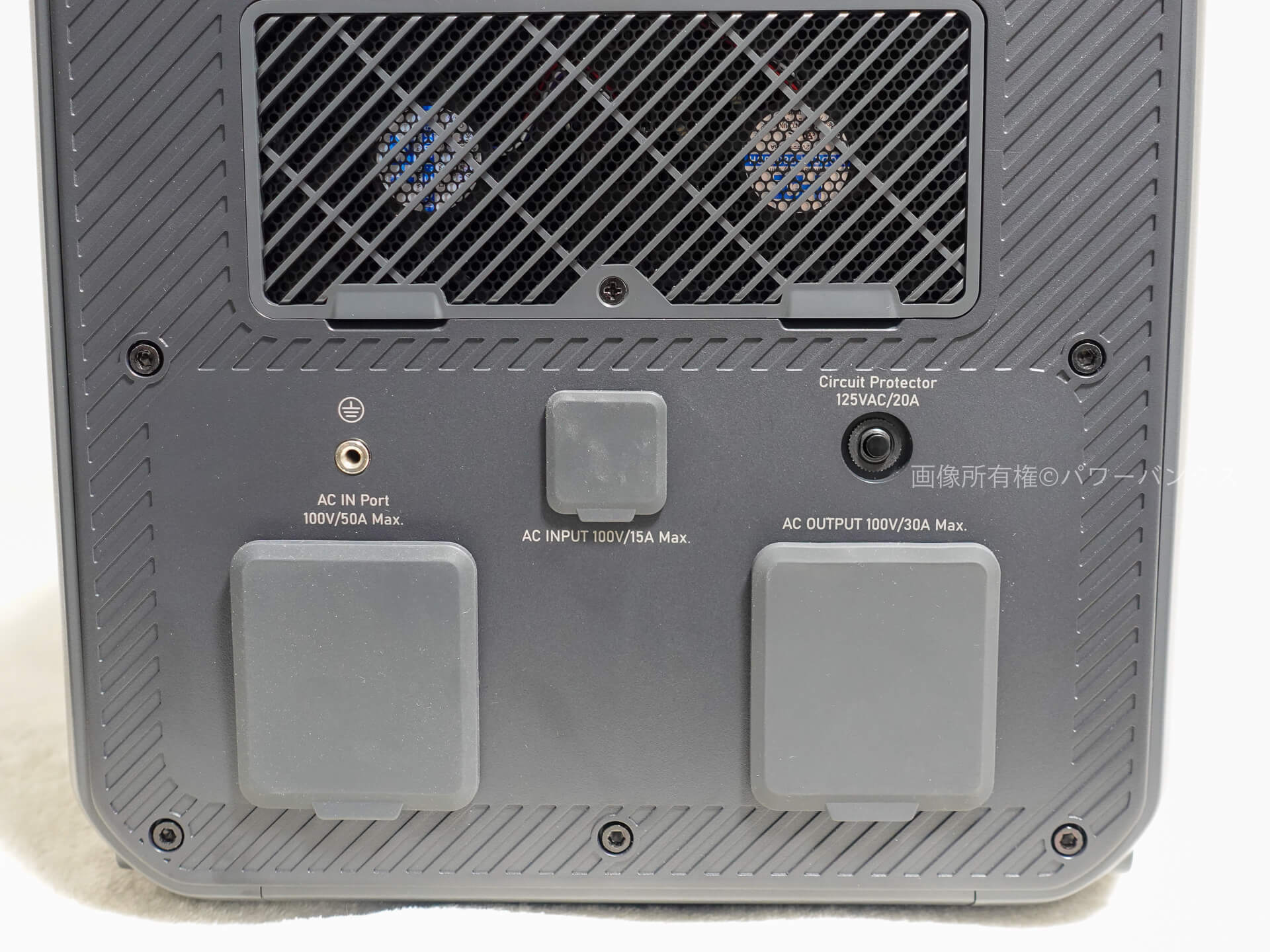 BLUETTI Apex 300向かって左側面