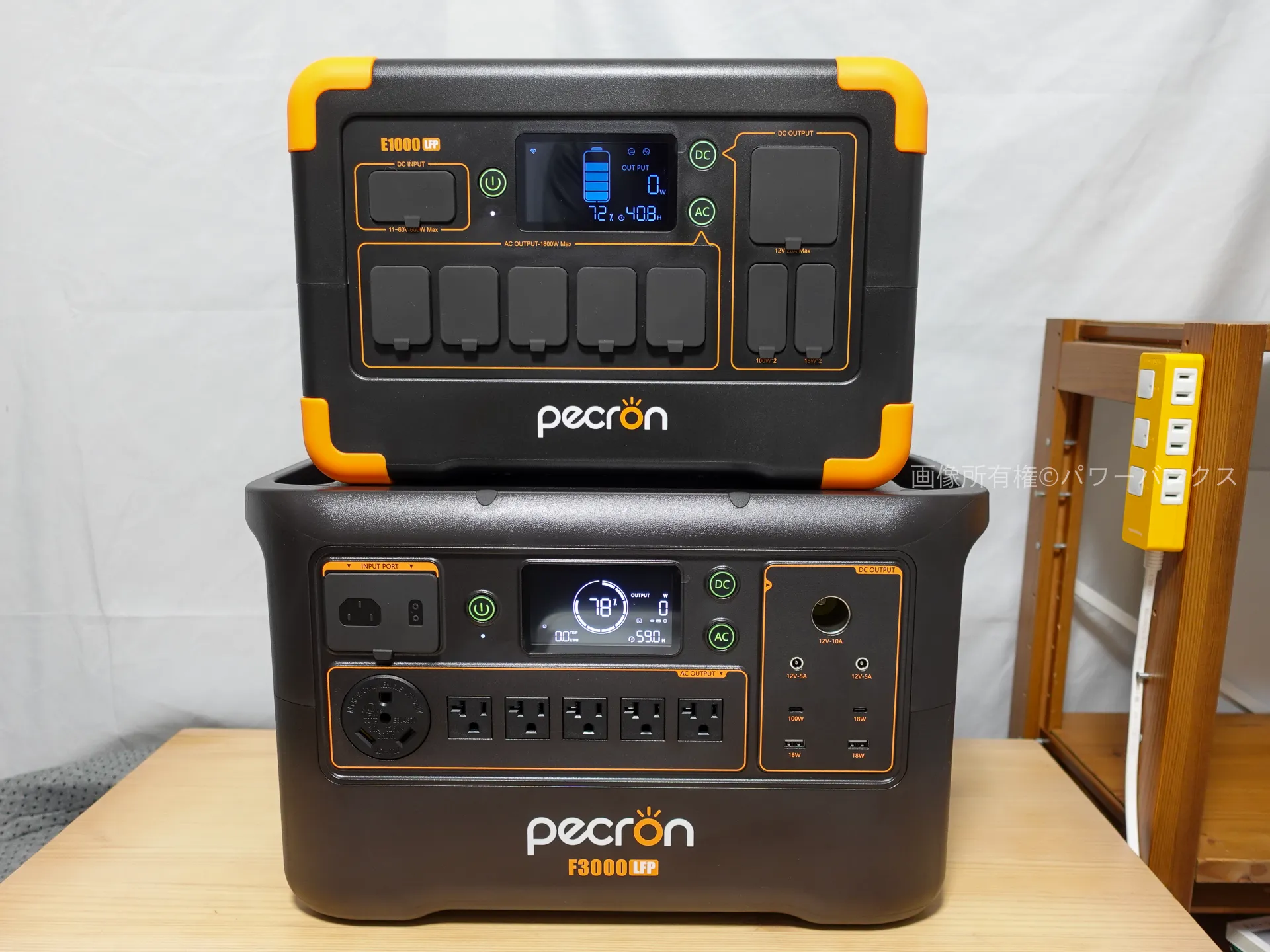 天板にPECRON E1000を置いている様子