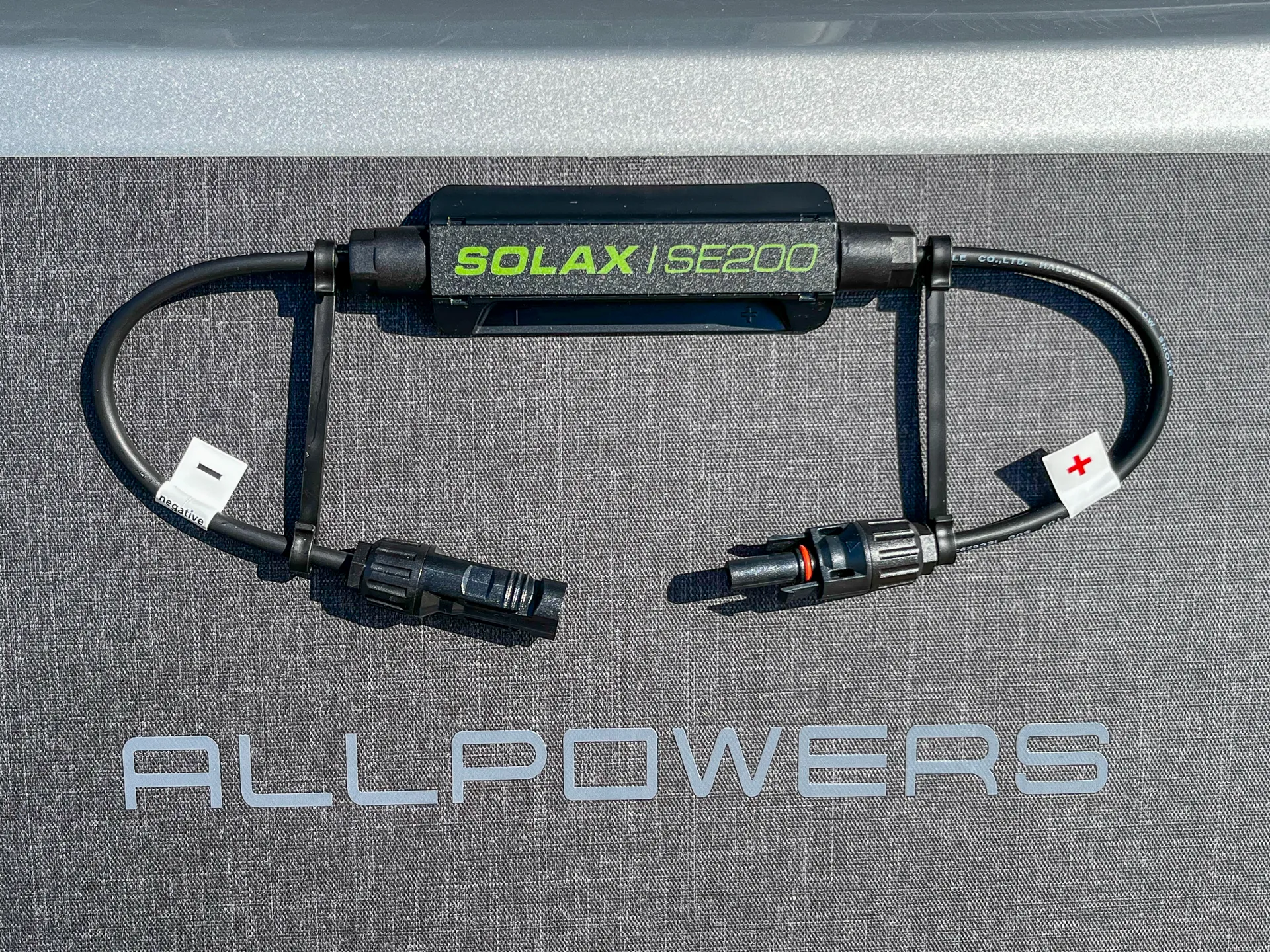 ALLPOWERS 200W ソーラーパネルSE200のコネクタ部分