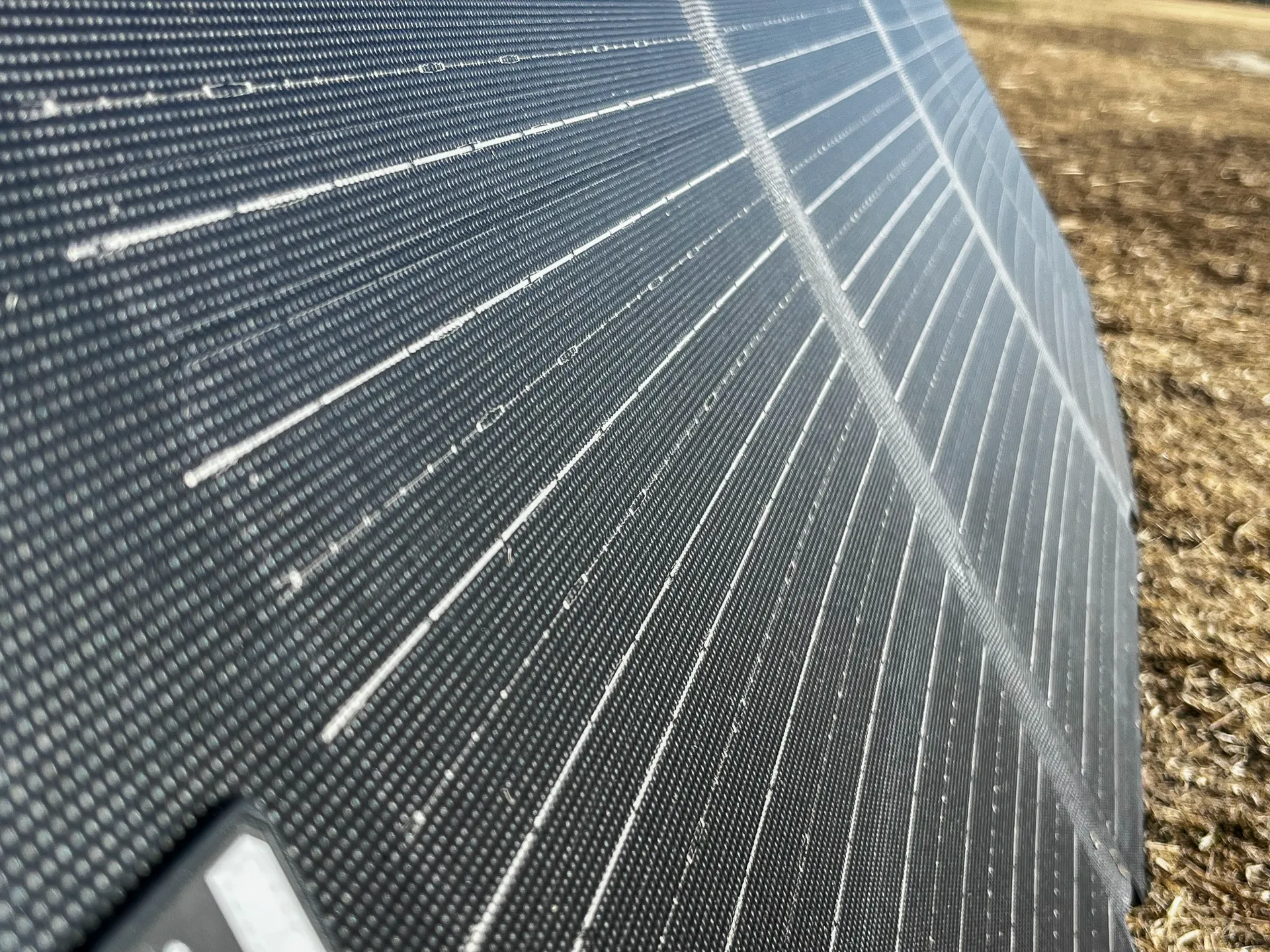 ALLPOWERS 200W ソーラーパネルSE200の表面