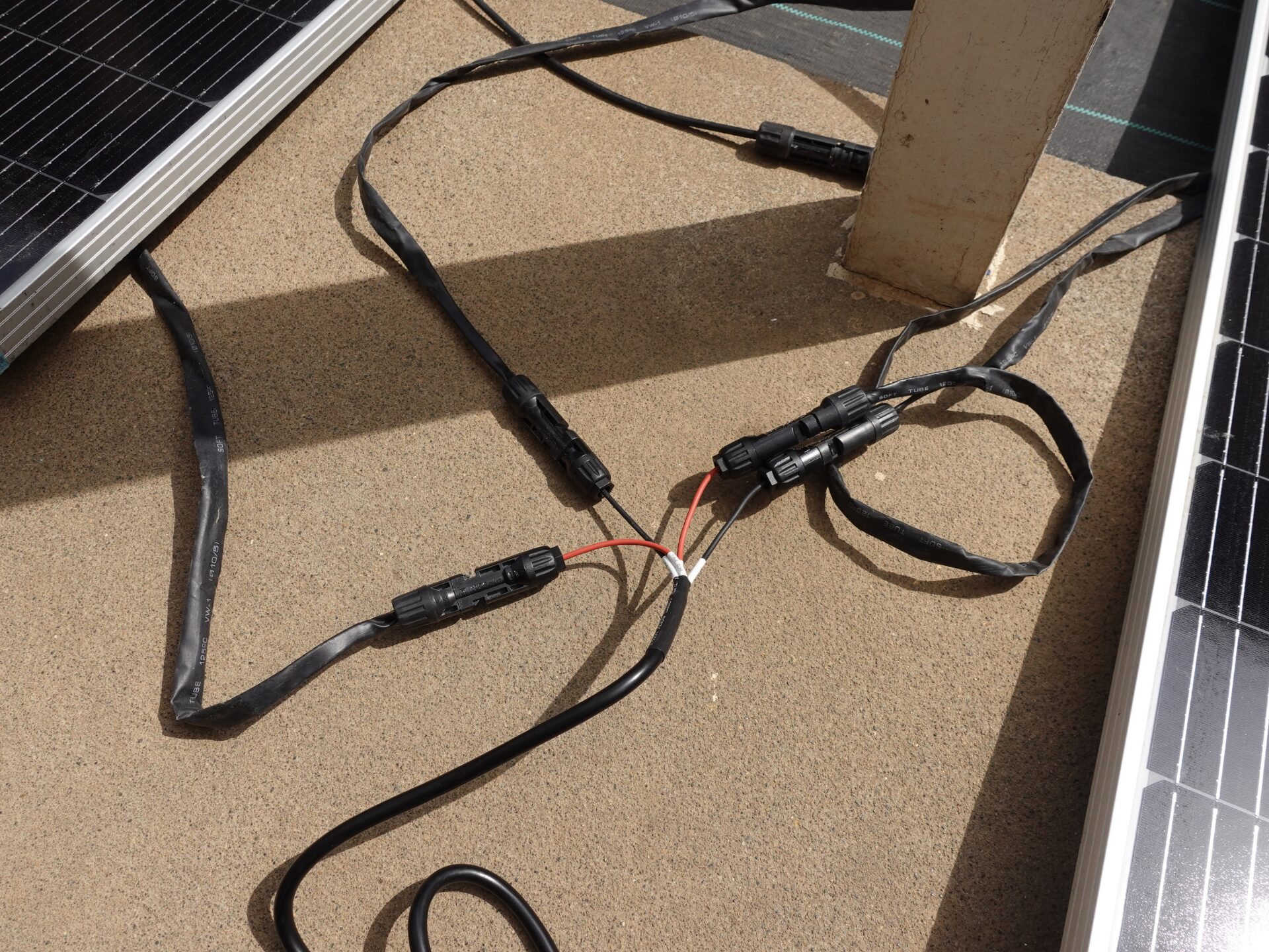 BLUETTI Elite 200 V2 のソーラー充電ケーブル