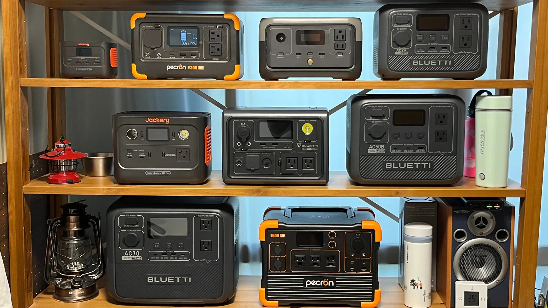 自宅の検証棚に並んだポータブル電源（Jackery、Pecron、BLUETTIほか）